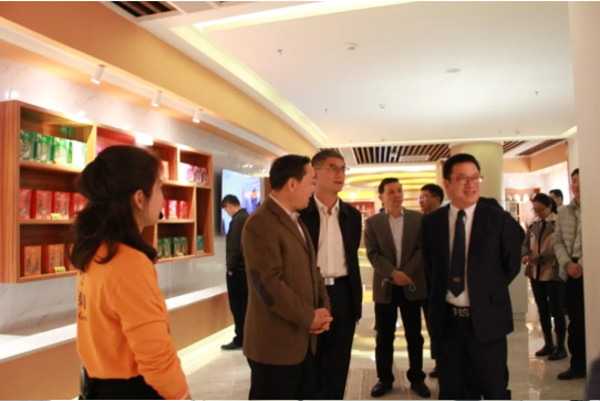 全國政協(xié)委員、南方國際友好聯(lián)絡(luò)會會長黃先耀一行蒞臨衍生健康醫(yī)藥產(chǎn)業(yè)園參