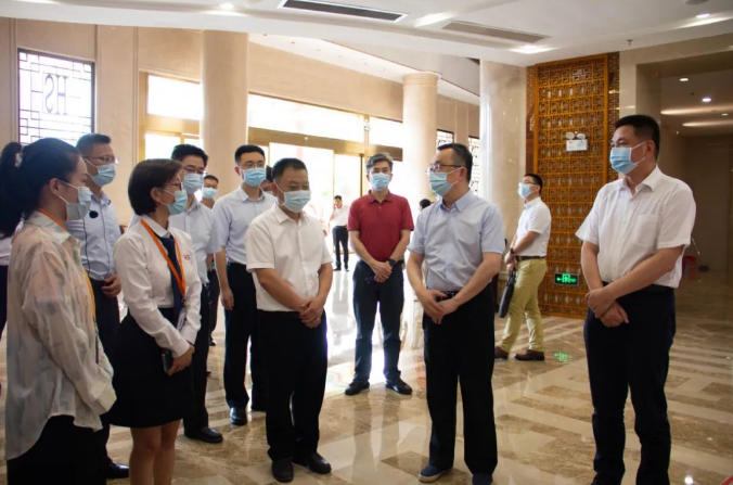 衍生動(dòng)態(tài)丨廣東省人社廳黨組書記、廳長(zhǎng)陳敏一行蒞臨衍生健康醫(yī)藥產(chǎn)業(yè)園參觀