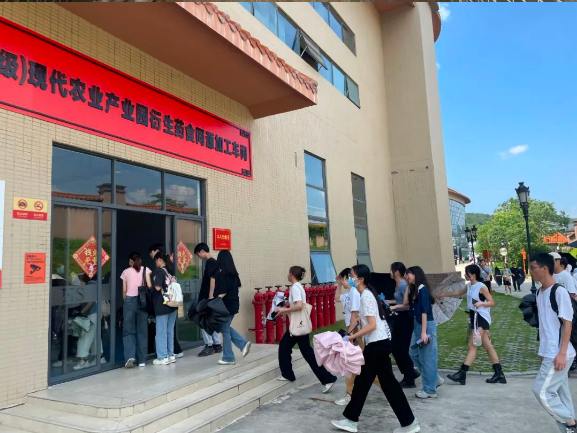 衍生動態(tài)丨廣東藥科大學云浮校區(qū)學生蒞臨衍生健康產(chǎn)業(yè)園開展參觀學習活動