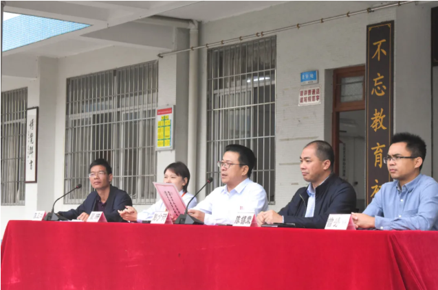 情系師生健康，愛(ài)心守護(hù)未來(lái)丨衍生健康醫(yī)藥向高村中學(xué)捐贈(zèng)價(jià)值28萬(wàn)元的“元旦禮品”