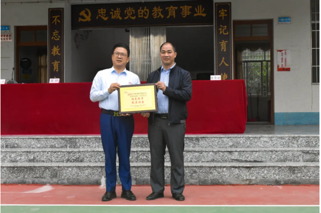 情系師生健康，愛(ài)心守護(hù)未來(lái)丨衍生健康醫(yī)藥向高村中學(xué)捐贈(zèng)價(jià)值28萬(wàn)元的“元旦禮品”